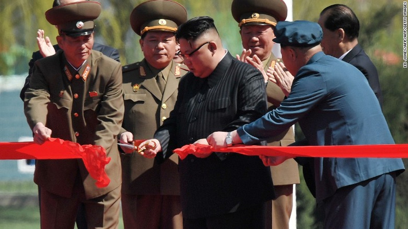 Anh: Ong Kim Jong-un cuoi tuoi trong le khanh thanh khu pho moi-Hinh-2